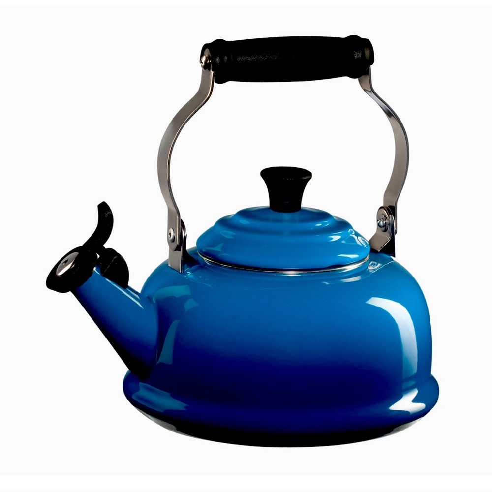 Le Creuset whistle kettle ( cobalt Blue)